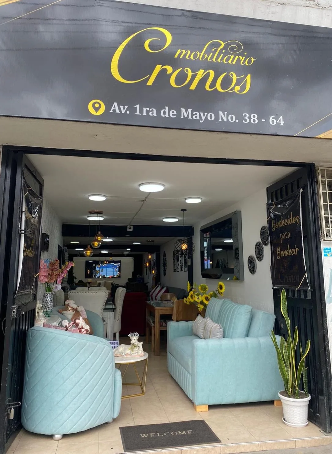 Fachada de Mobiliario Cronos en la Av. 1 de Mayo, con el aviso dorado y sus salas celeste