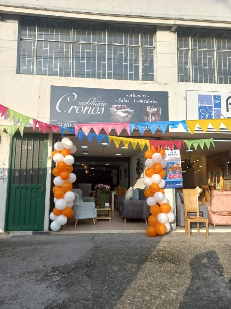Showroom de Mobiliario Cronos en la Av. 1 de Mayo con comedores y salas